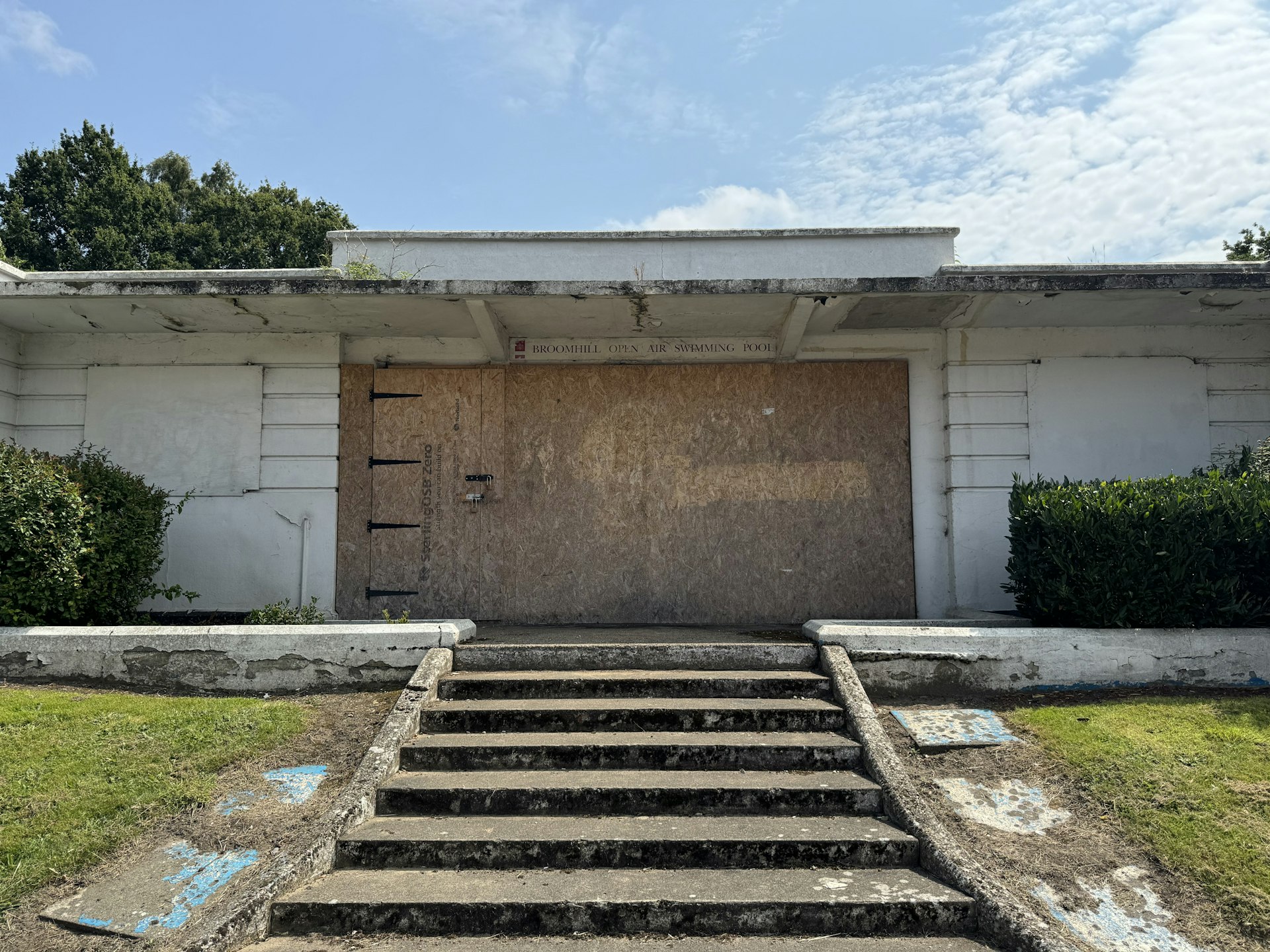 The entrance to Broomhill Lido